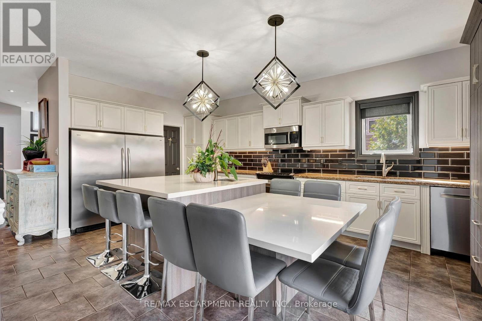 130 Napoli Drive, Hamilton, Ontario  L9C 6X2 - Photo 14 - X12170331