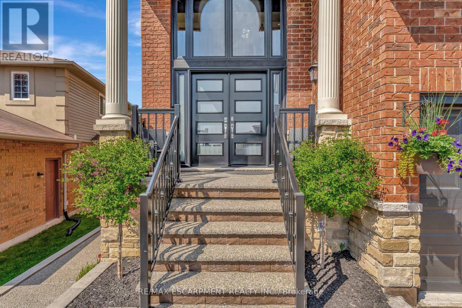 130 Napoli Drive, Hamilton, Ontario  L9C 6X2 - Photo 4 - X12170331