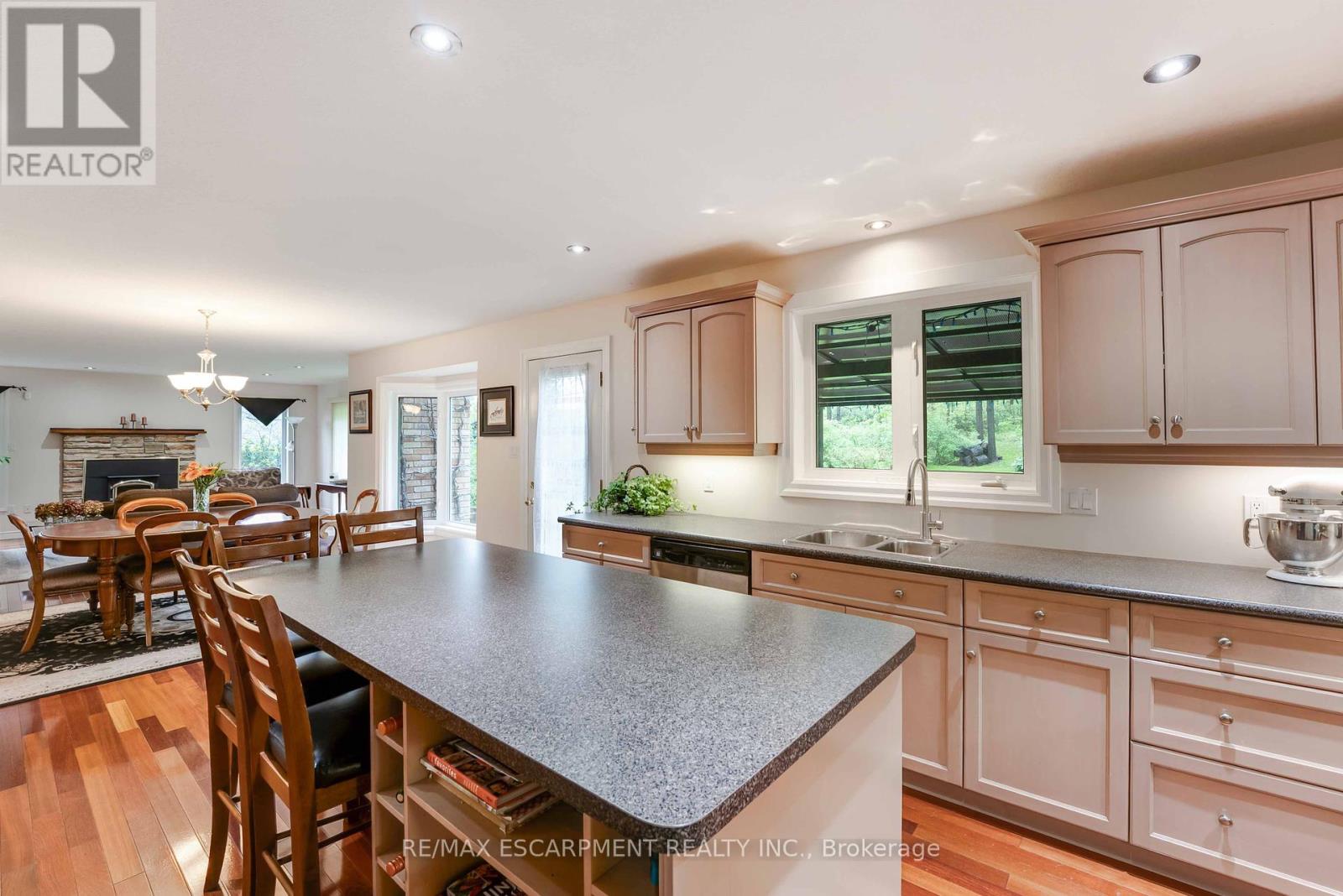 86 Ridge Road E, Grimsby, Ontario  L3M 4E7 - Photo 25 - X12170376