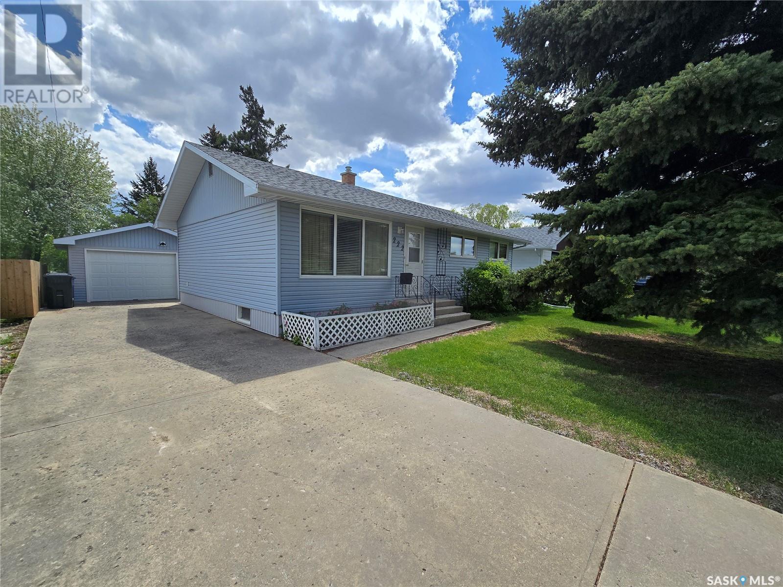222 DOUGLAS ROAD, weyburn, Saskatchewan