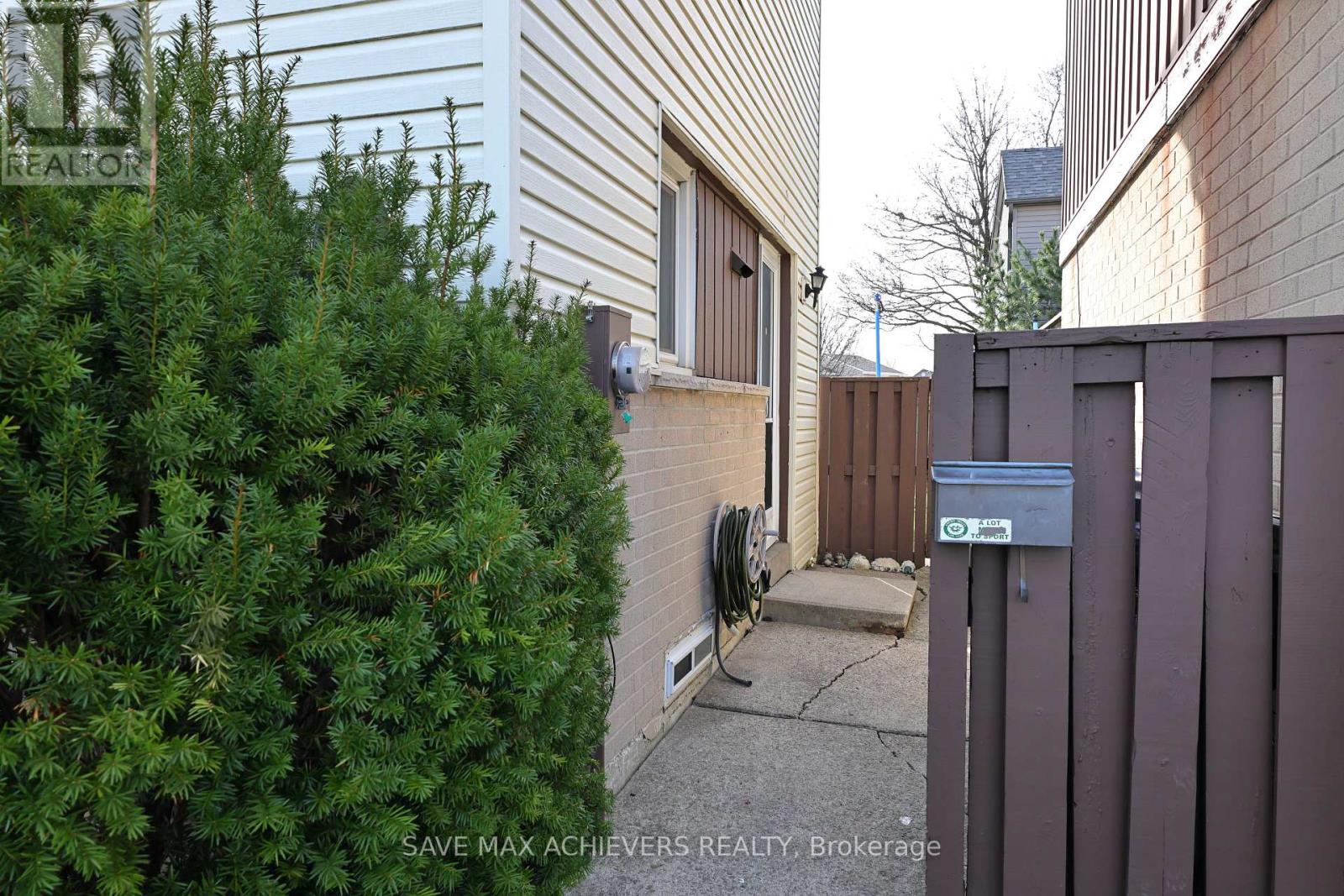 3 Gold Finch Court, Brampton, Ontario  L6S 2K7 - Photo 5 - W12170500
