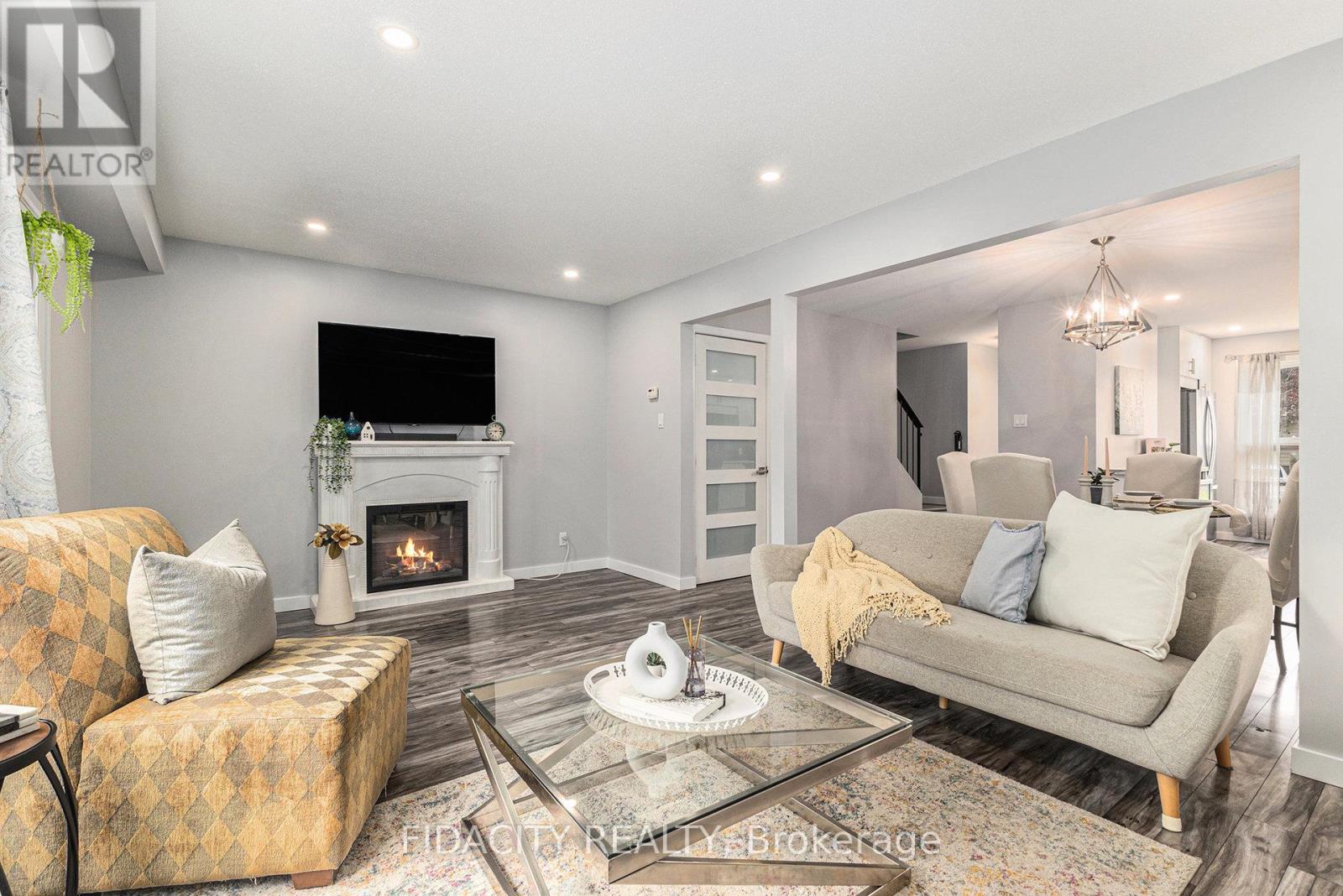 19 Carmichael Court, Ottawa, Ontario  K2K 1K1 - Photo 5 - X12170584