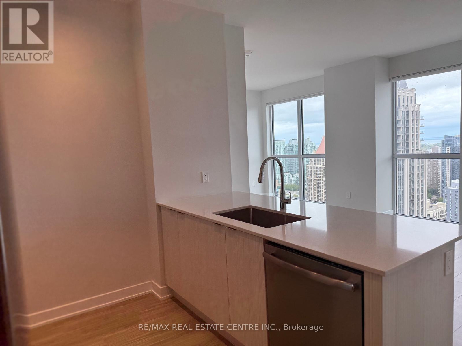 3303 - 430 Square One Drive, Mississauga, Ontario  L5B 0L6 - Photo 10 - W12163597