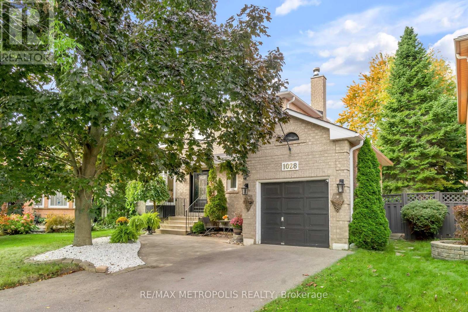 Property at 1028 MOORELANDS CRESCENT image 2