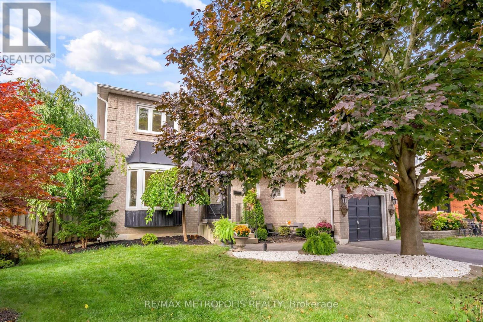 Property at 1028 MOORELANDS CRESCENT image 3