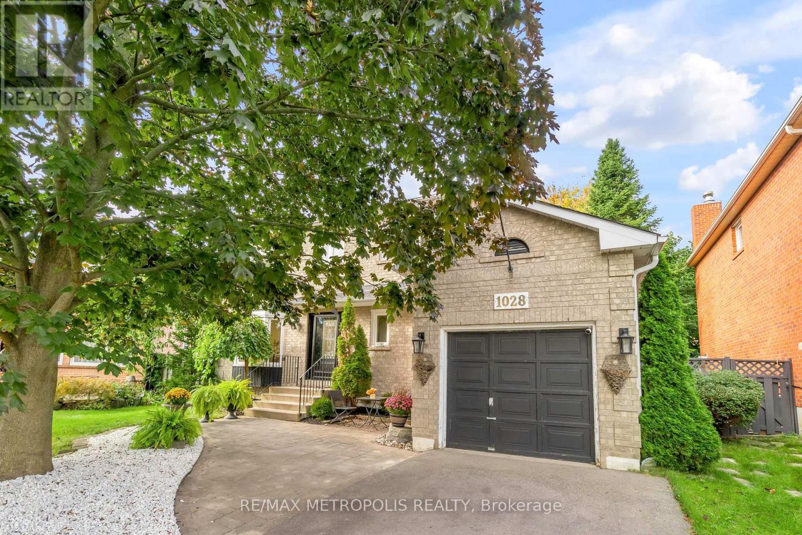 Property at 1028 MOORELANDS CRESCENT image 4