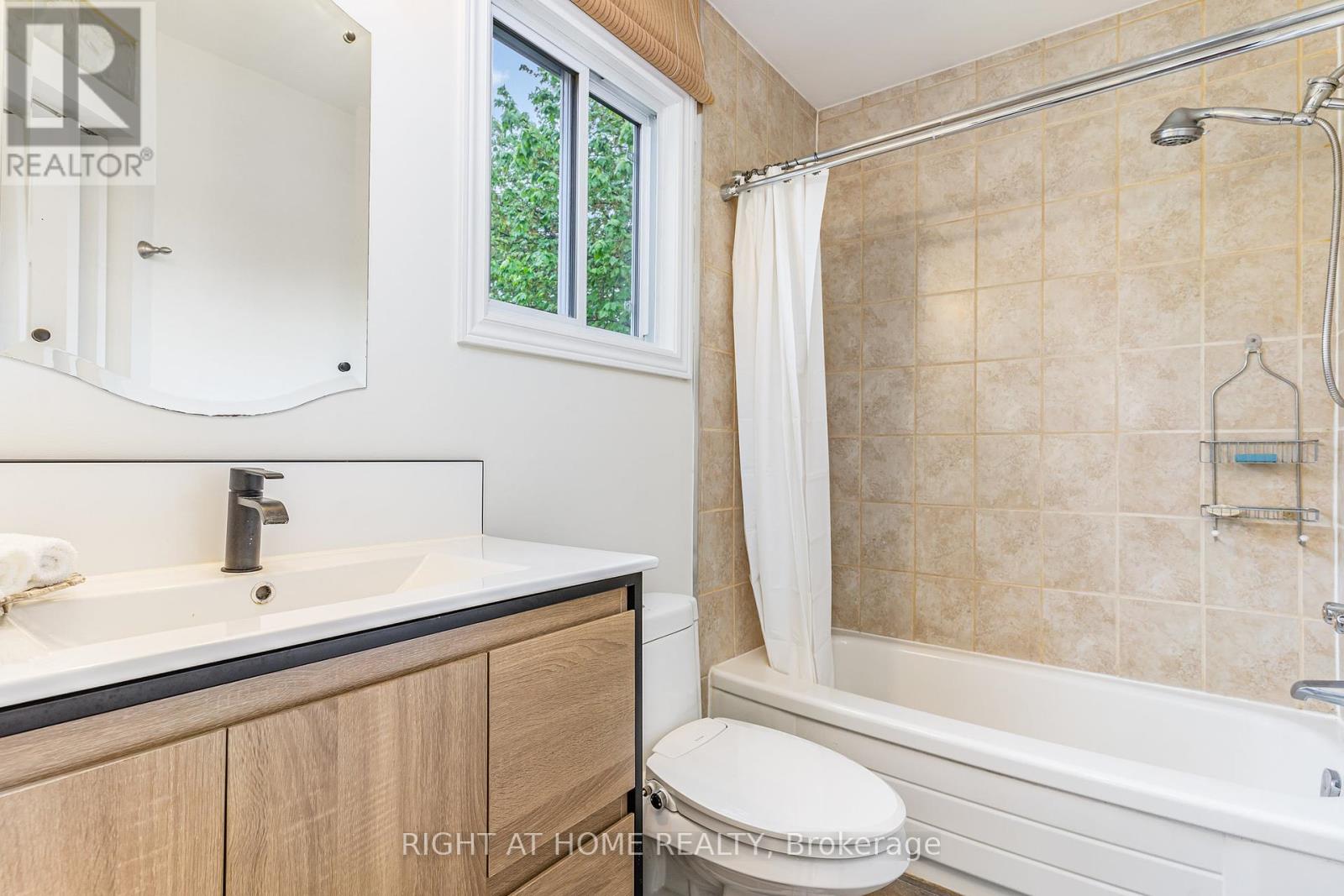 6829 Markwood Place, Mississauga (Meadowvale), Ontario  L5N 4K7 - Photo 8 - W12170538