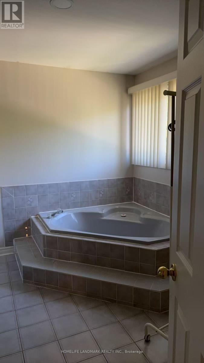 Bedroom B (Master) - 3153 Colonial Drive, Mississauga, Ontario  L5L 5L3 - Photo 8 - W12170569