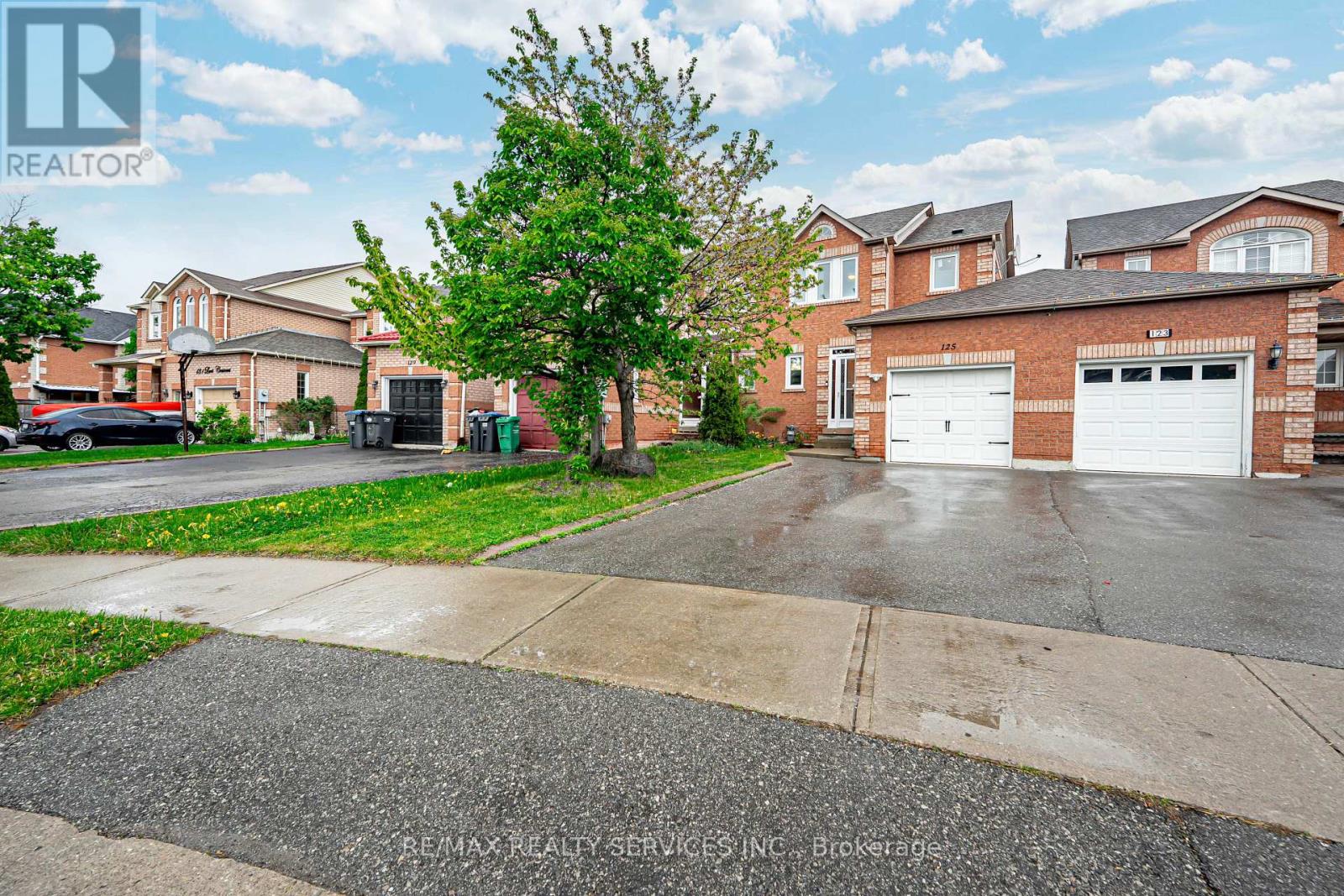 125 Lent Crescent, Brampton, Ontario  L6Y 5E6 - Photo 3 - W12170578