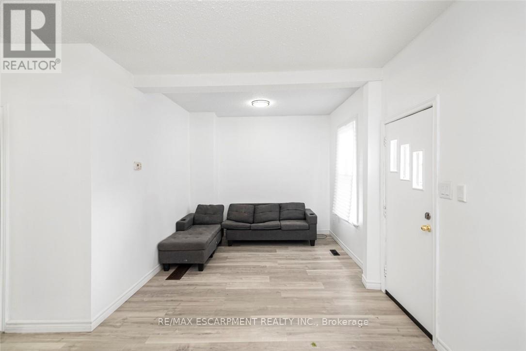 61 Primrose Avenue, Hamilton (Crown Point), Ontario  L8L 2K9 - Photo 8 - X12170614