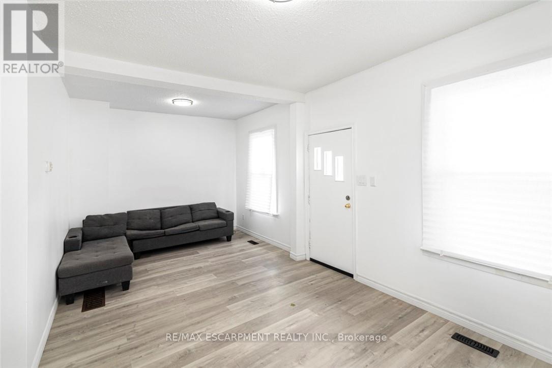 61 Primrose Avenue, Hamilton (Crown Point), Ontario  L8L 2K9 - Photo 9 - X12170614