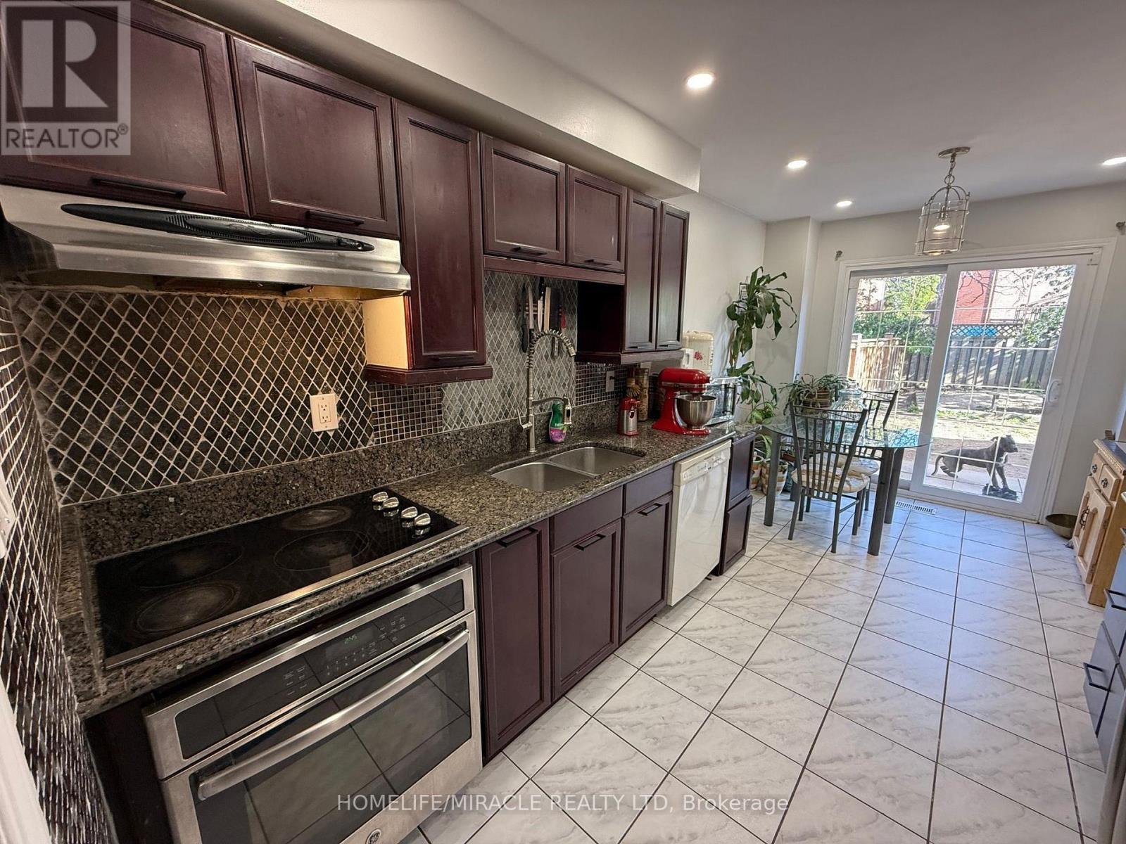 9 Tralee Street, Brampton, Ontario  L6Z 2X4 - Photo 10 - W12170621