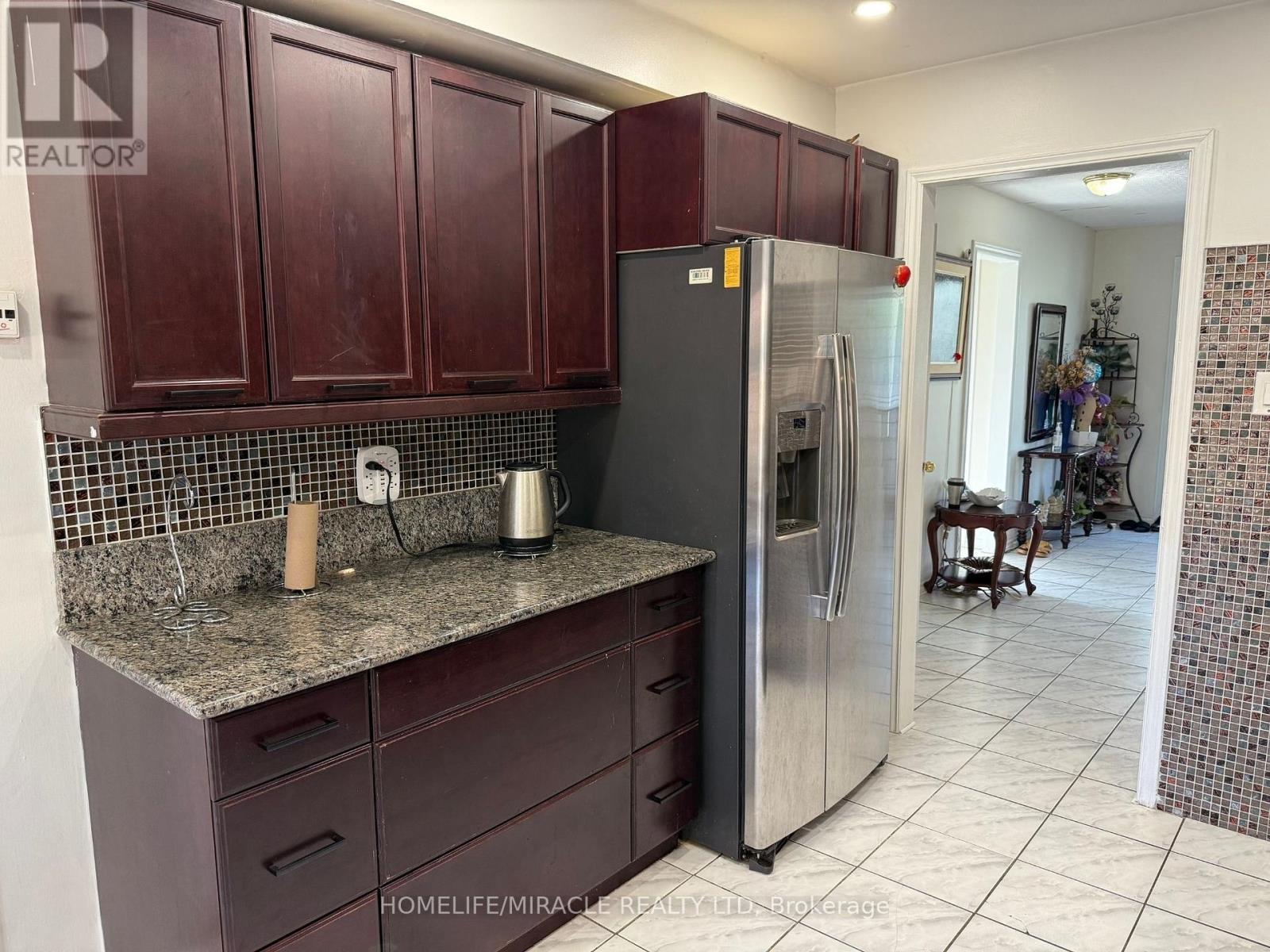 9 Tralee Street, Brampton, Ontario  L6Z 2X4 - Photo 8 - W12170621