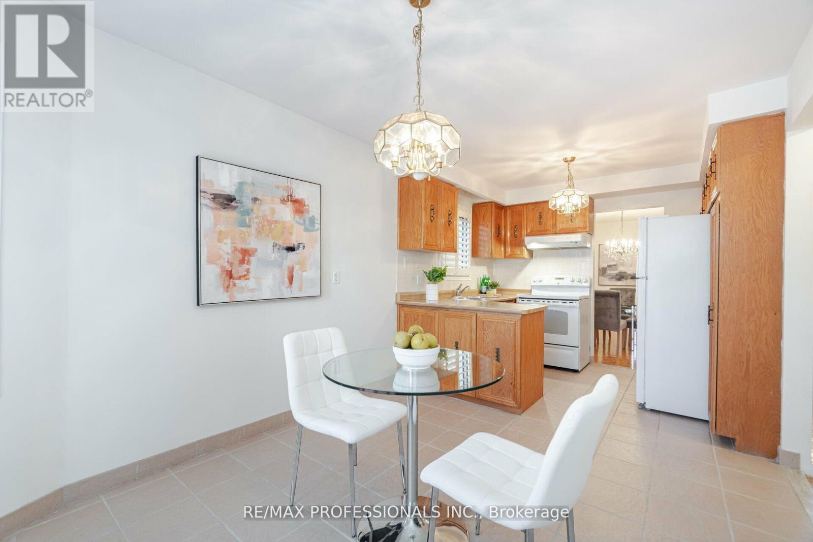 141 Kingsbridge Garden Circle, Mississauga, Ontario  L5R 1J7 - Photo 11 - W12170643