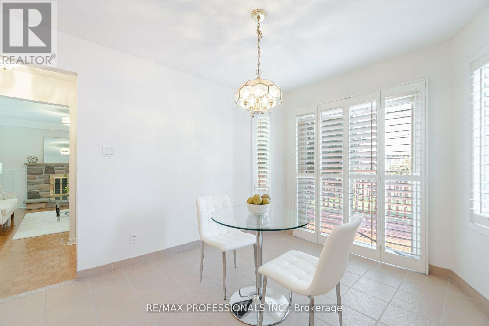 141 Kingsbridge Garden Circle, Mississauga, Ontario  L5R 1J7 - Photo 12 - W12170643