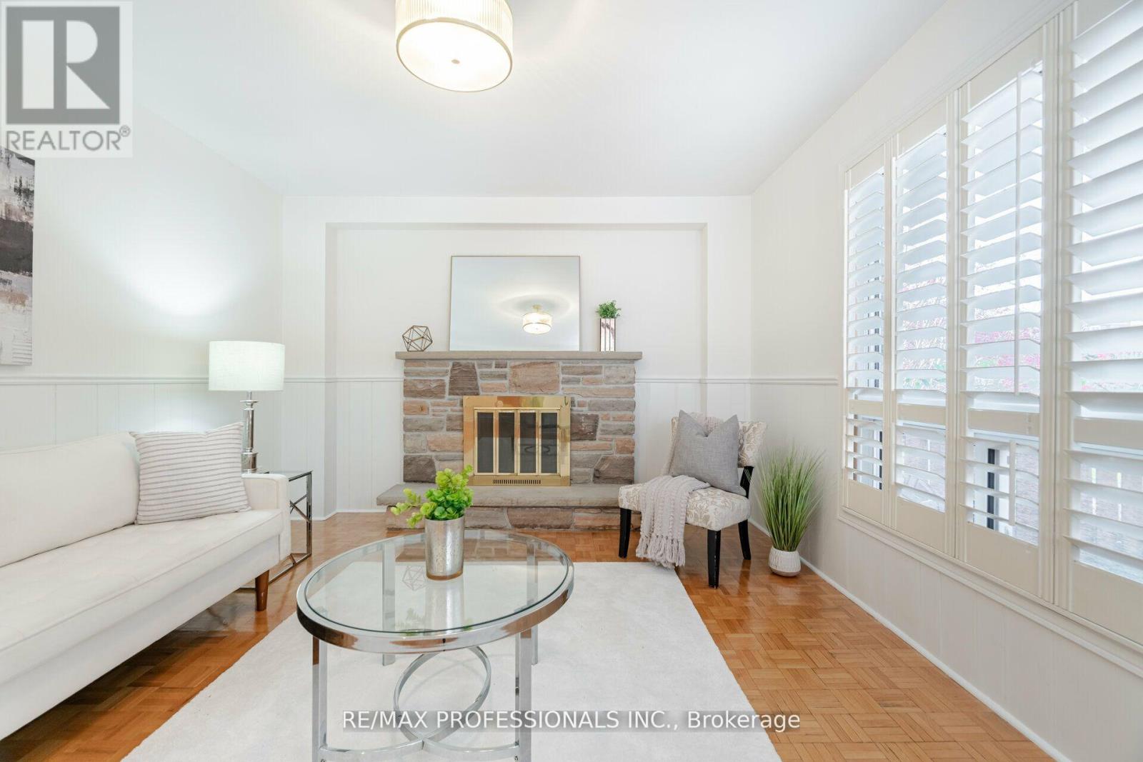 141 Kingsbridge Garden Circle, Mississauga, Ontario  L5R 1J7 - Photo 13 - W12170643