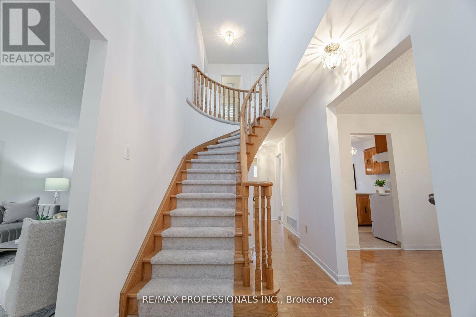 141 Kingsbridge Garden Circle, Mississauga, Ontario  L5R 1J7 - Photo 16 - W12170643