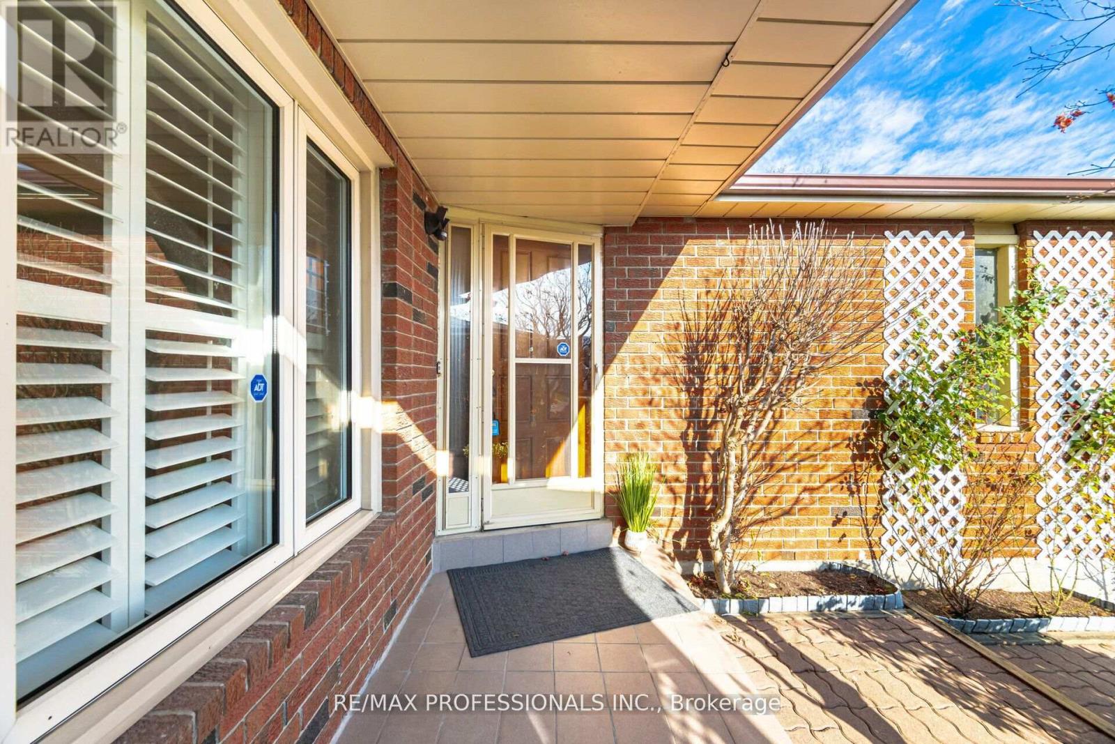 141 Kingsbridge Garden Circle, Mississauga, Ontario  L5R 1J7 - Photo 2 - W12170643