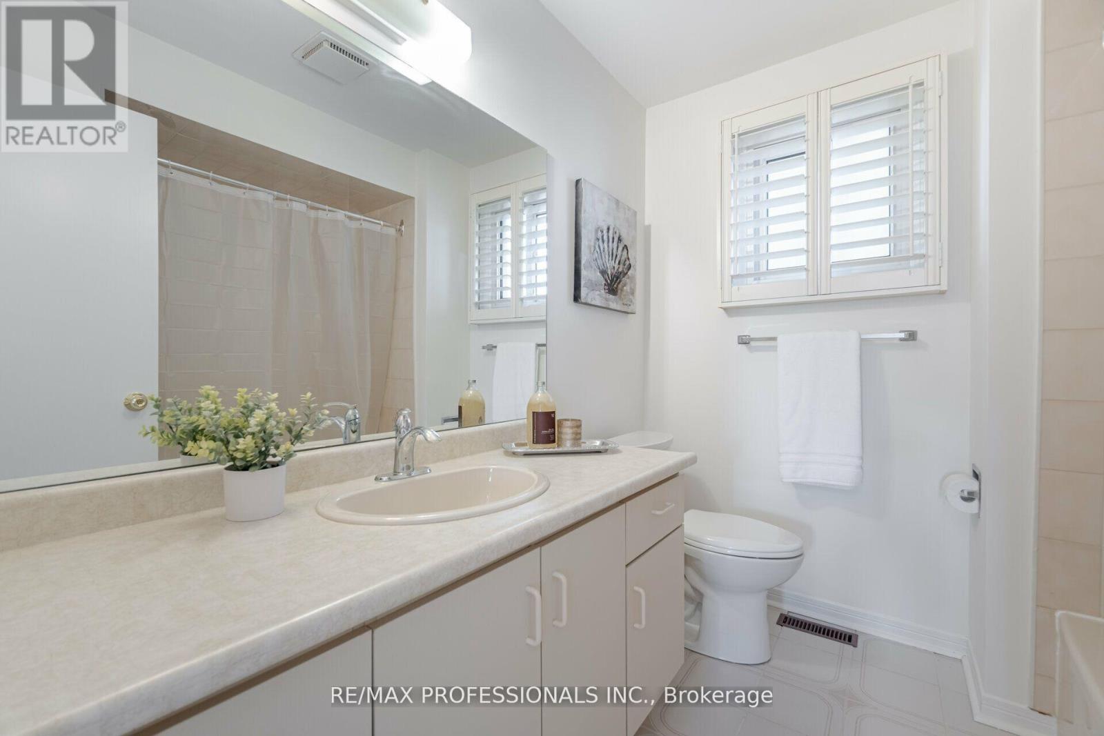 141 Kingsbridge Garden Circle, Mississauga, Ontario  L5R 1J7 - Photo 23 - W12170643