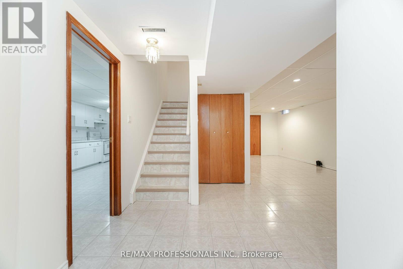 141 Kingsbridge Garden Circle, Mississauga, Ontario  L5R 1J7 - Photo 24 - W12170643