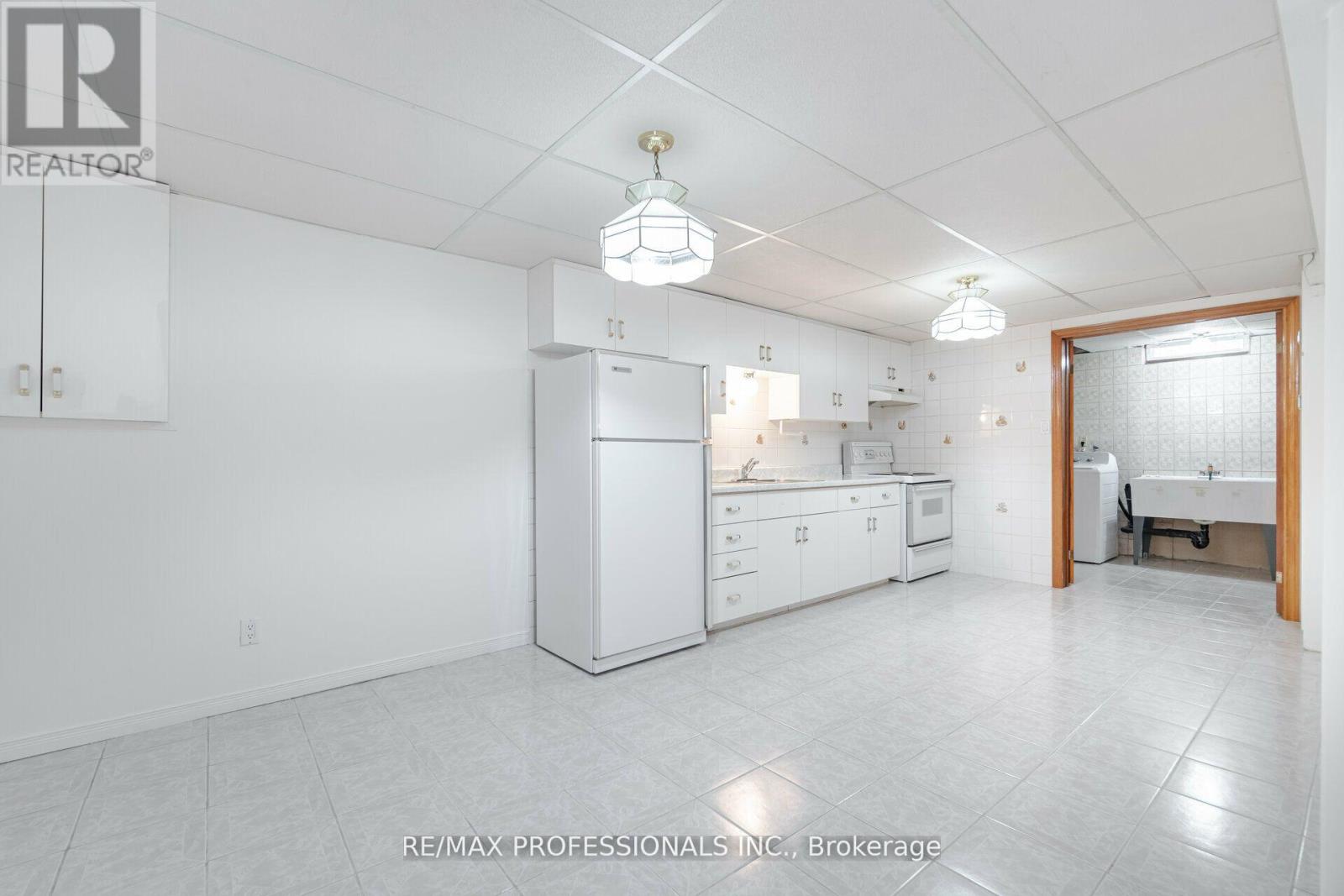 141 Kingsbridge Garden Circle, Mississauga, Ontario  L5R 1J7 - Photo 26 - W12170643