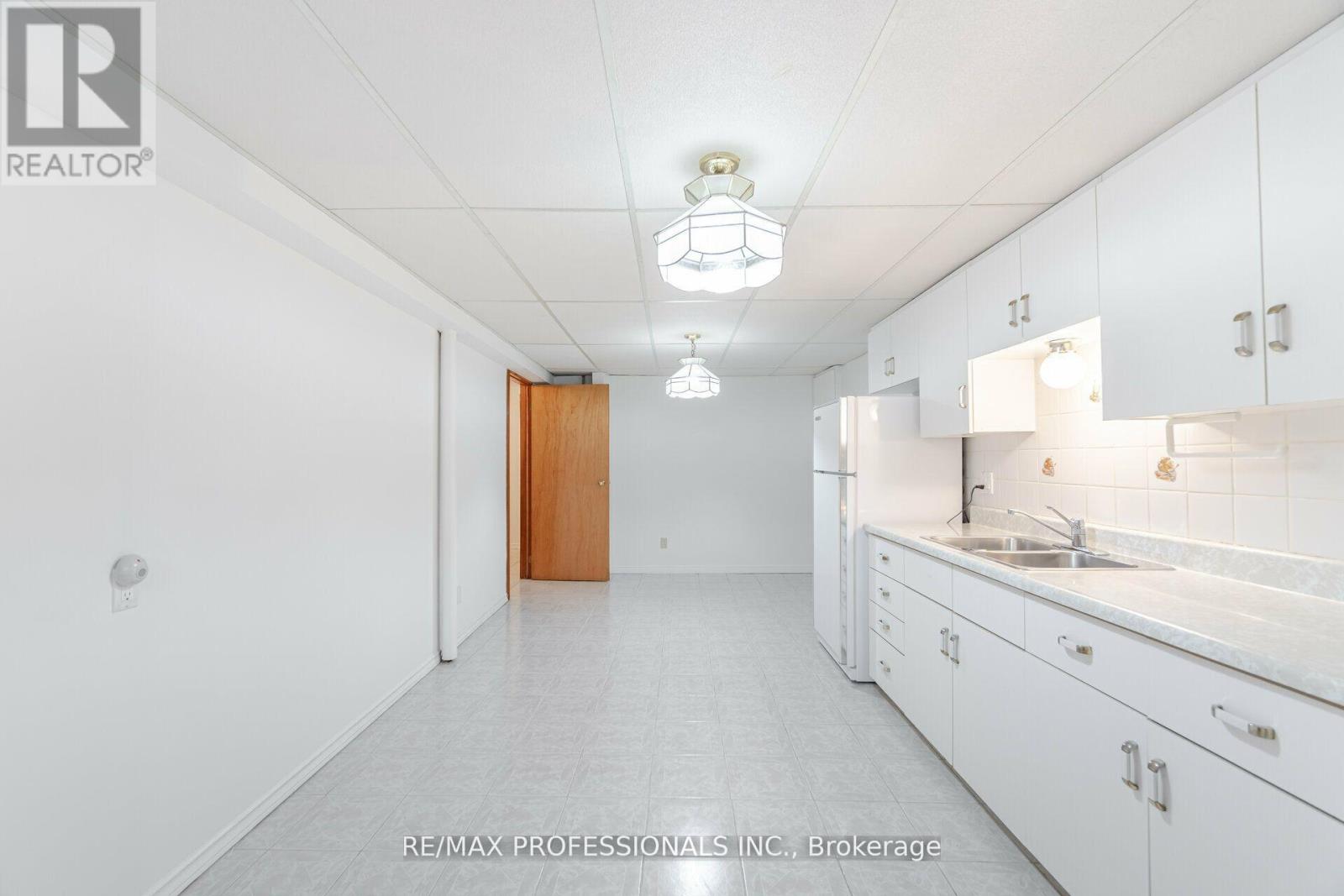 141 Kingsbridge Garden Circle, Mississauga, Ontario  L5R 1J7 - Photo 28 - W12170643