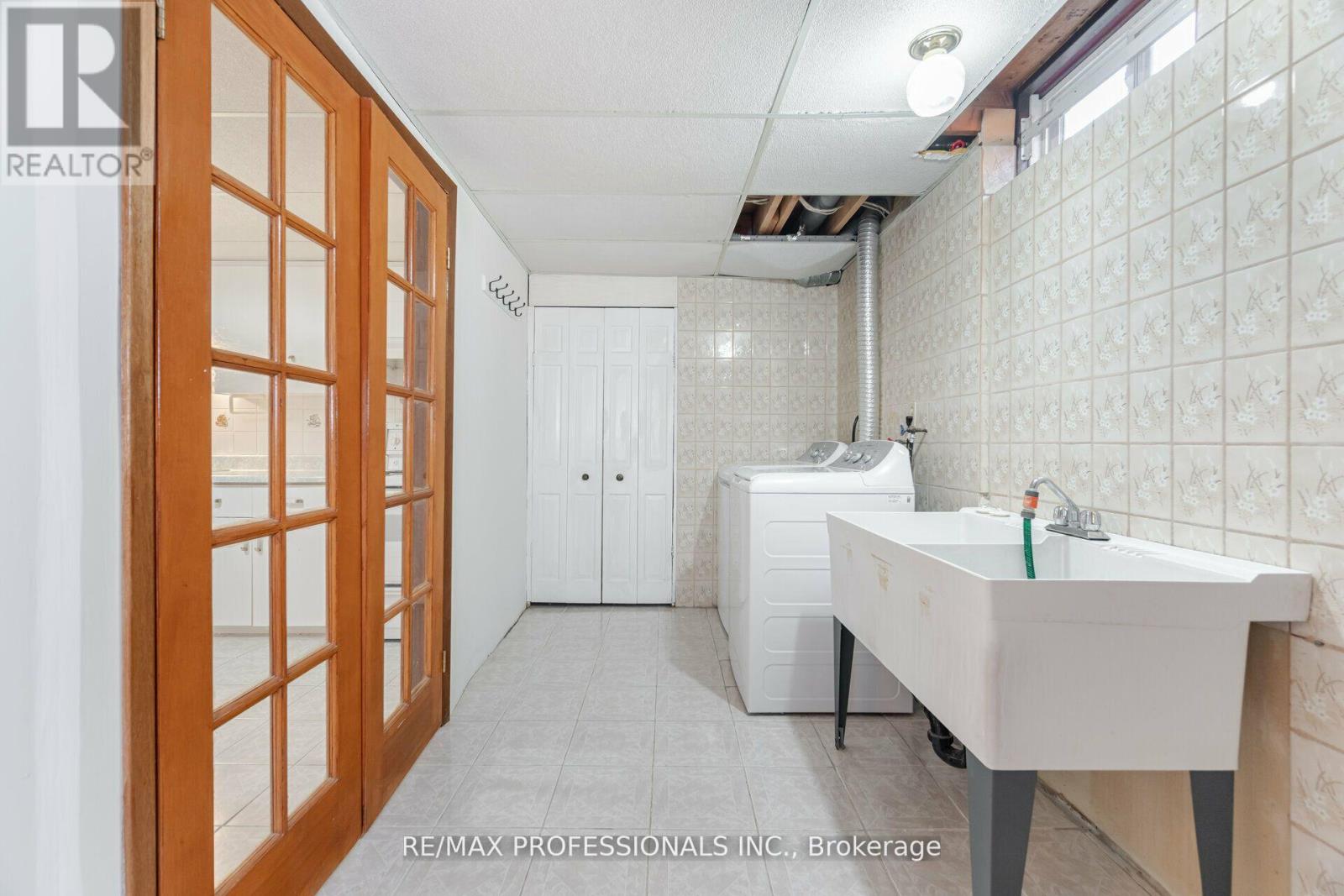 141 Kingsbridge Garden Circle, Mississauga, Ontario  L5R 1J7 - Photo 29 - W12170643