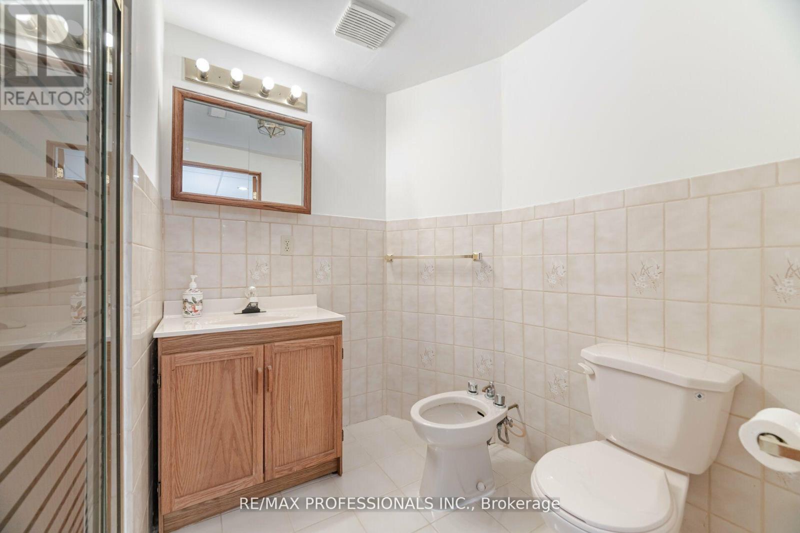 141 Kingsbridge Garden Circle, Mississauga, Ontario  L5R 1J7 - Photo 30 - W12170643