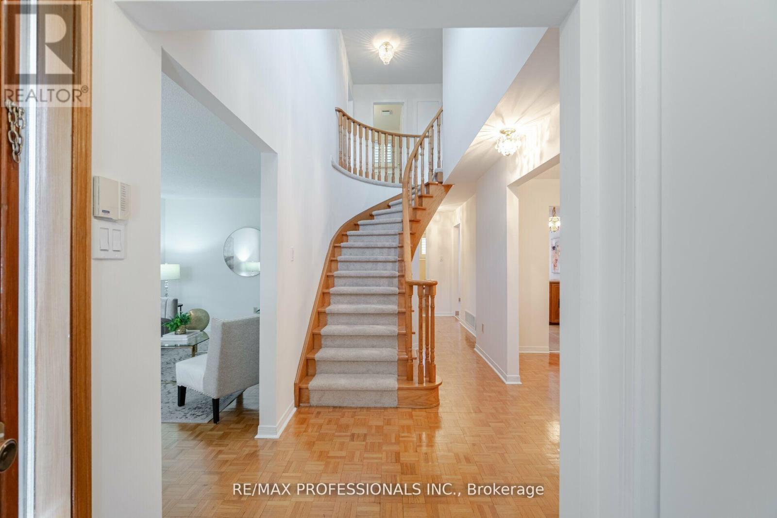 141 Kingsbridge Garden Circle, Mississauga, Ontario  L5R 1J7 - Photo 4 - W12170643