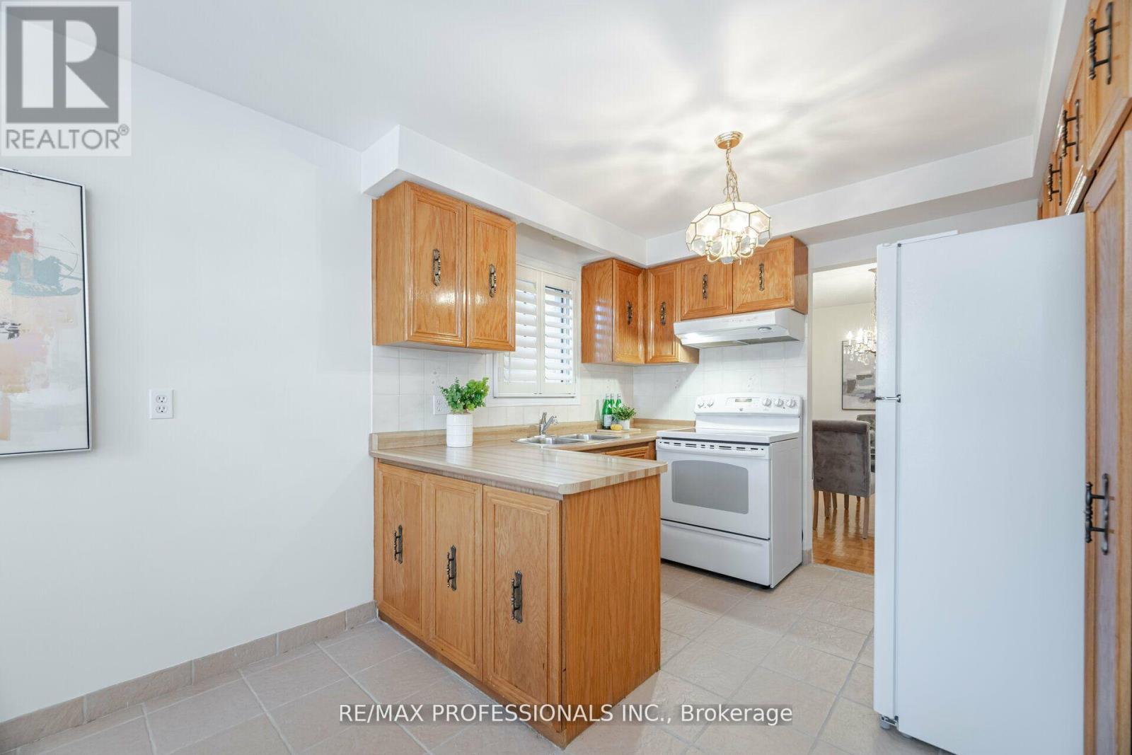141 Kingsbridge Garden Circle, Mississauga, Ontario  L5R 1J7 - Photo 8 - W12170643
