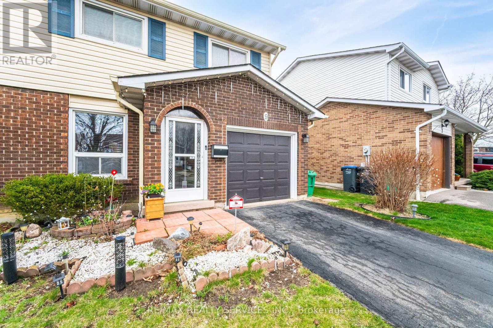 9 Pluto Drive, Brampton, Ontario  L6V 3V2 - Photo 3 - W12170660