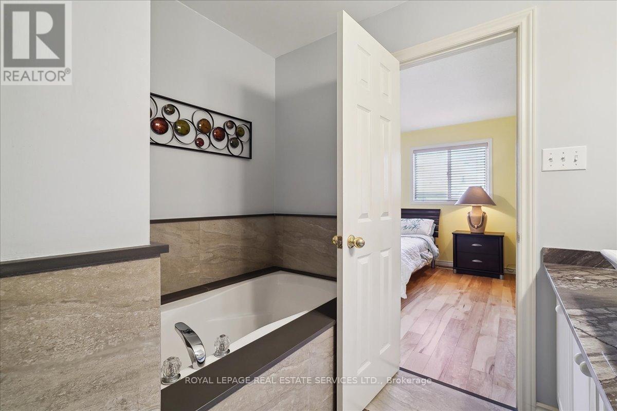 86 Nahanni Drive, Richmond Hill (Langstaff), Ontario  L4B 4L4 - Photo 23 - N12170712