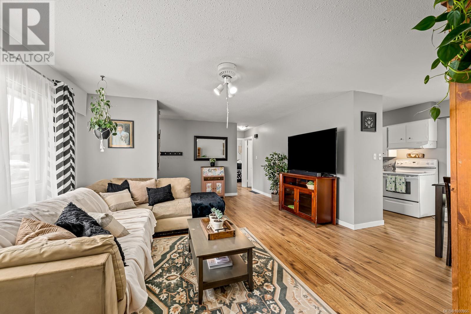 2014 Cedar Cres, Courtenay, British Columbia  V9N 3B6 - Photo 4 - 1000966