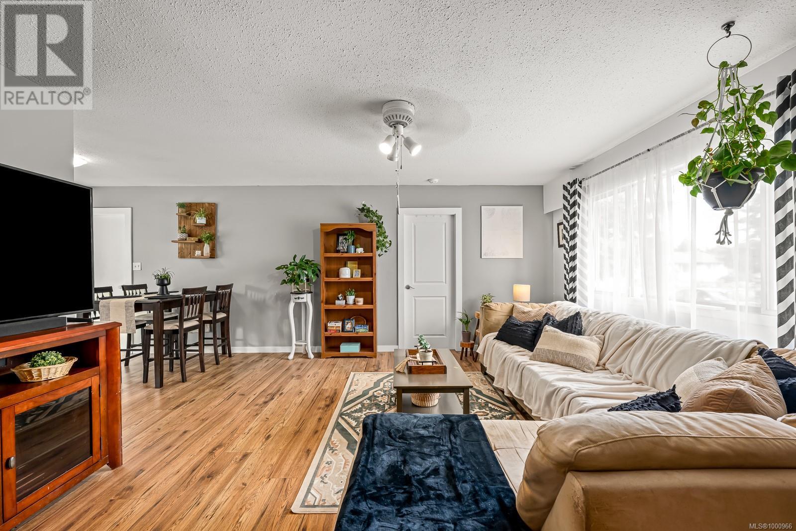 2014 Cedar Cres, Courtenay, British Columbia  V9N 3B6 - Photo 5 - 1000966