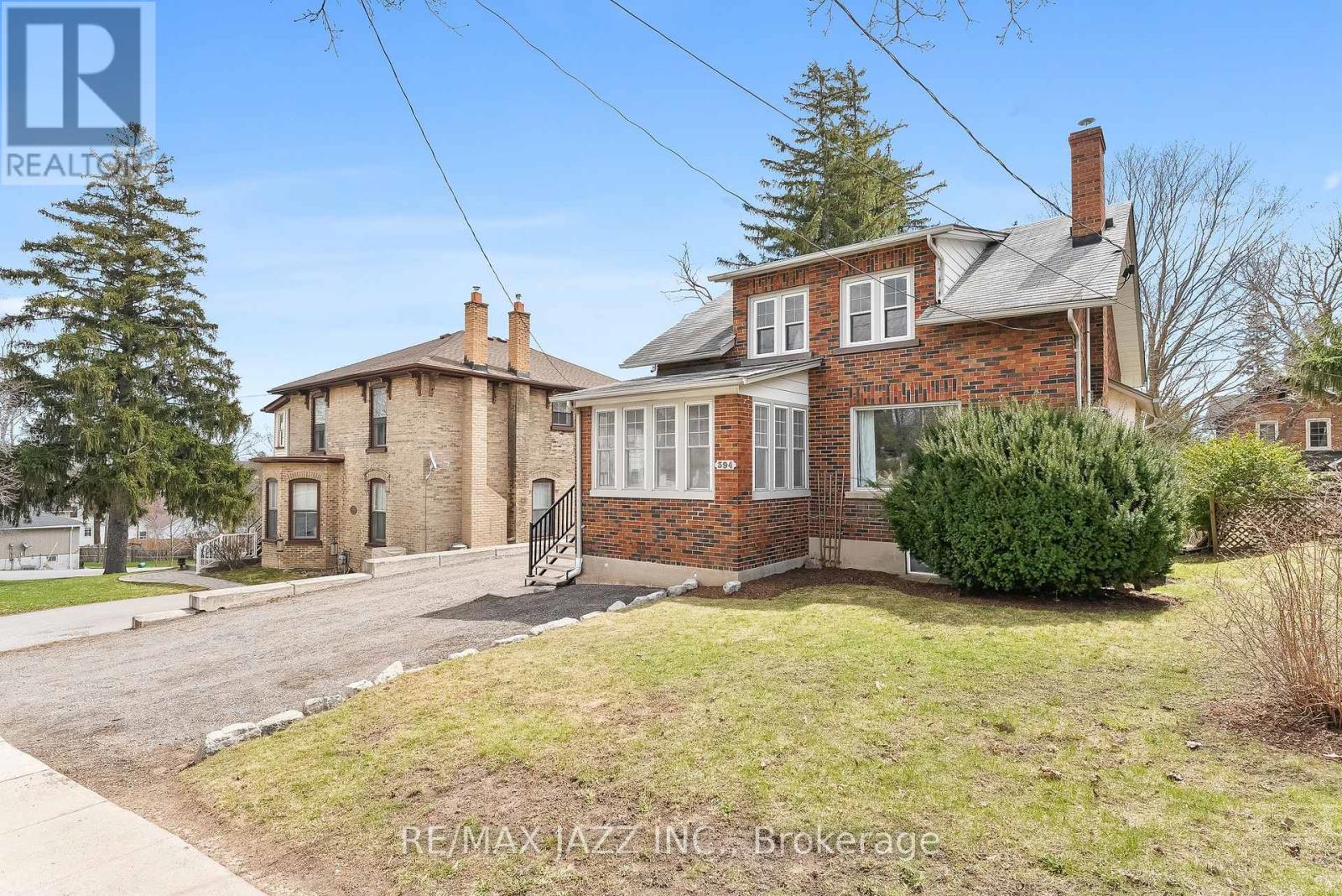 Property at 394 QUEEN STREET image 3