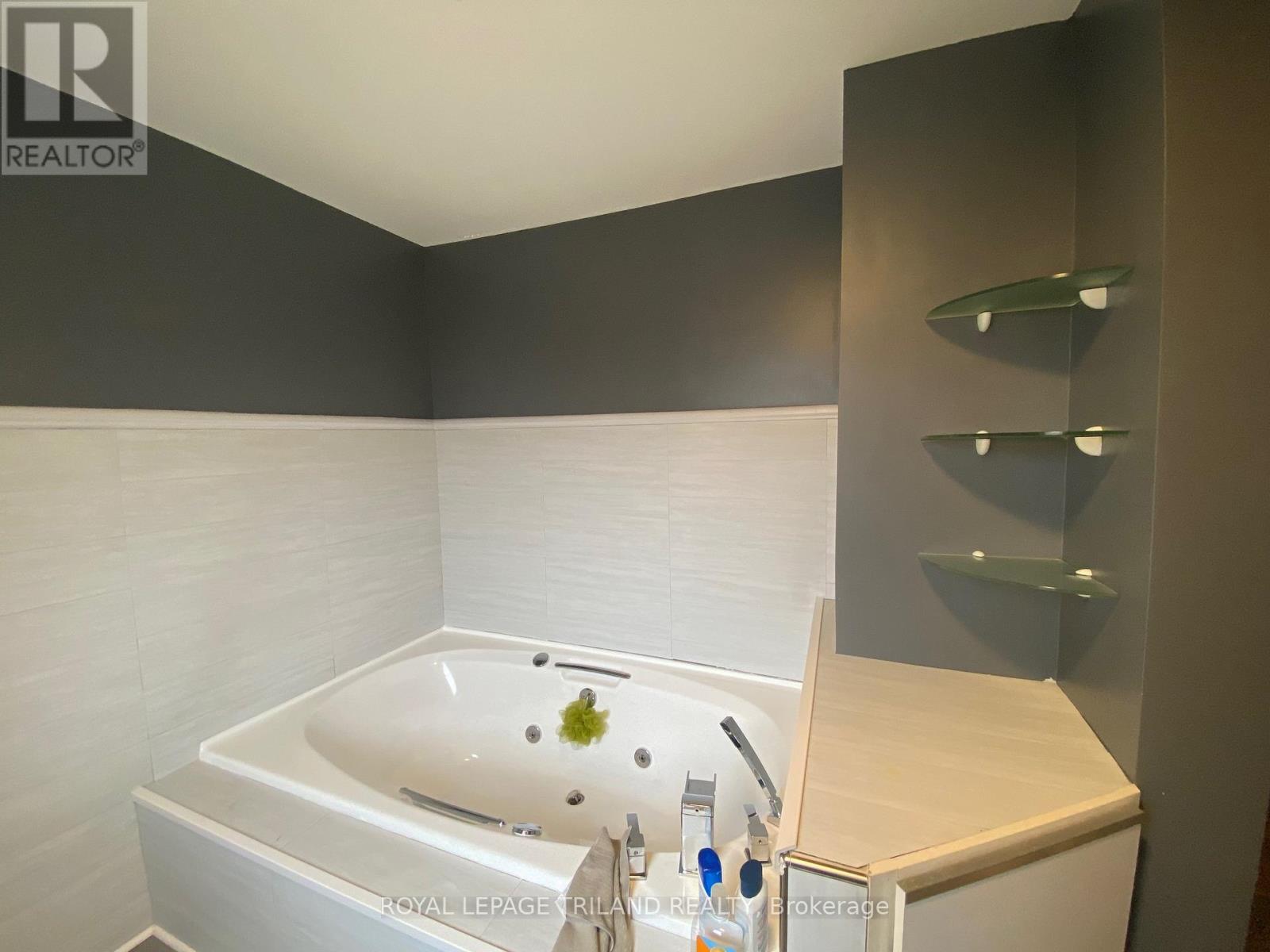 904 Willow Drive, London South, Ontario  N6E 1P1 - Photo 9 - X12147436