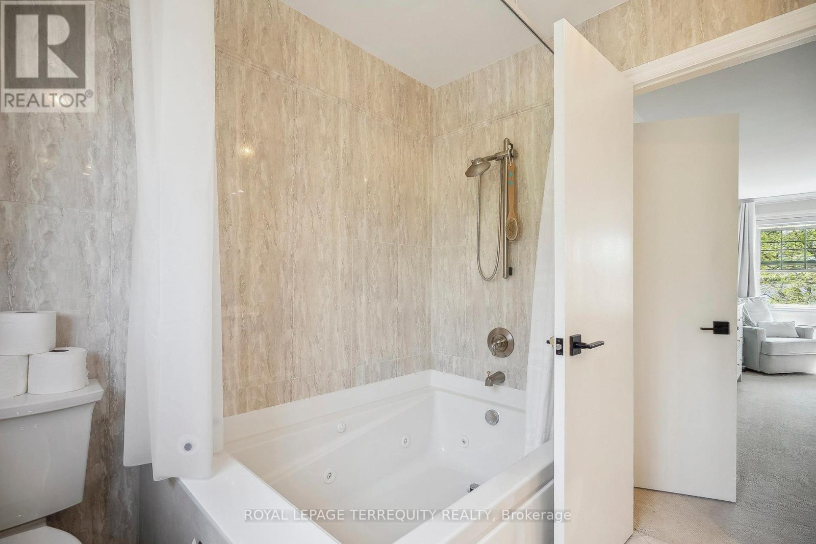 219 Valleyview Court, Oakville (Sw Southwest), Ontario  L6L 5H9 - Photo 21 - W12169509