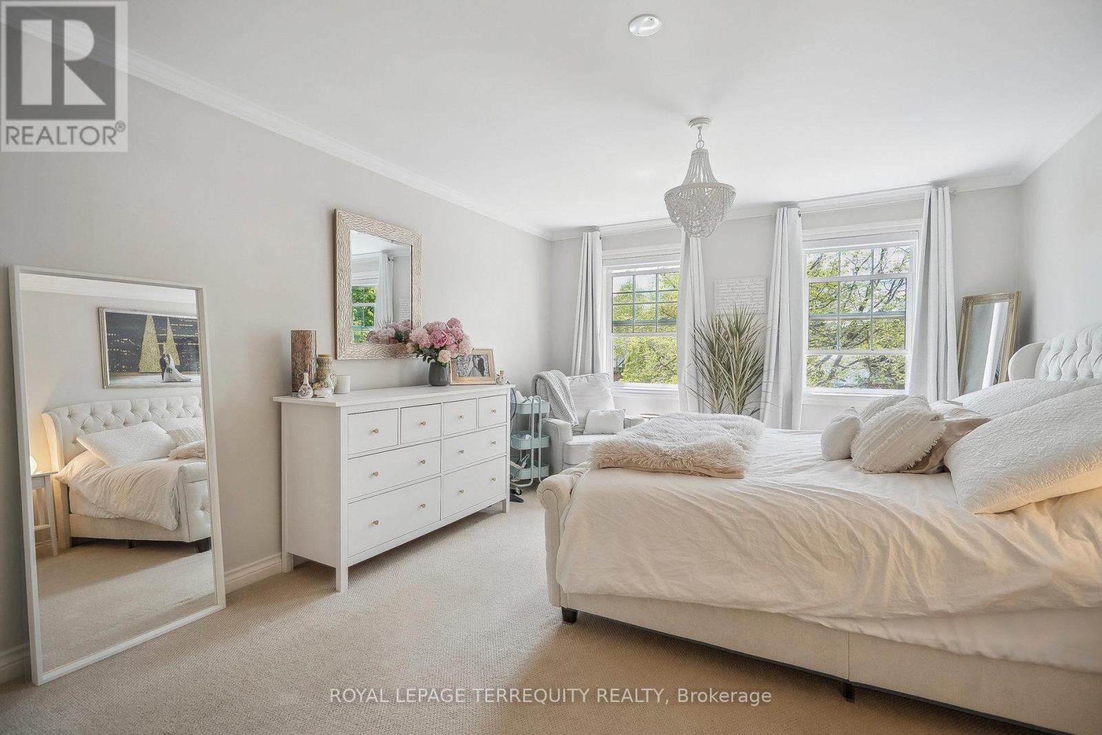219 Valleyview Court, Oakville (Sw Southwest), Ontario  L6L 5H9 - Photo 19 - W12169509