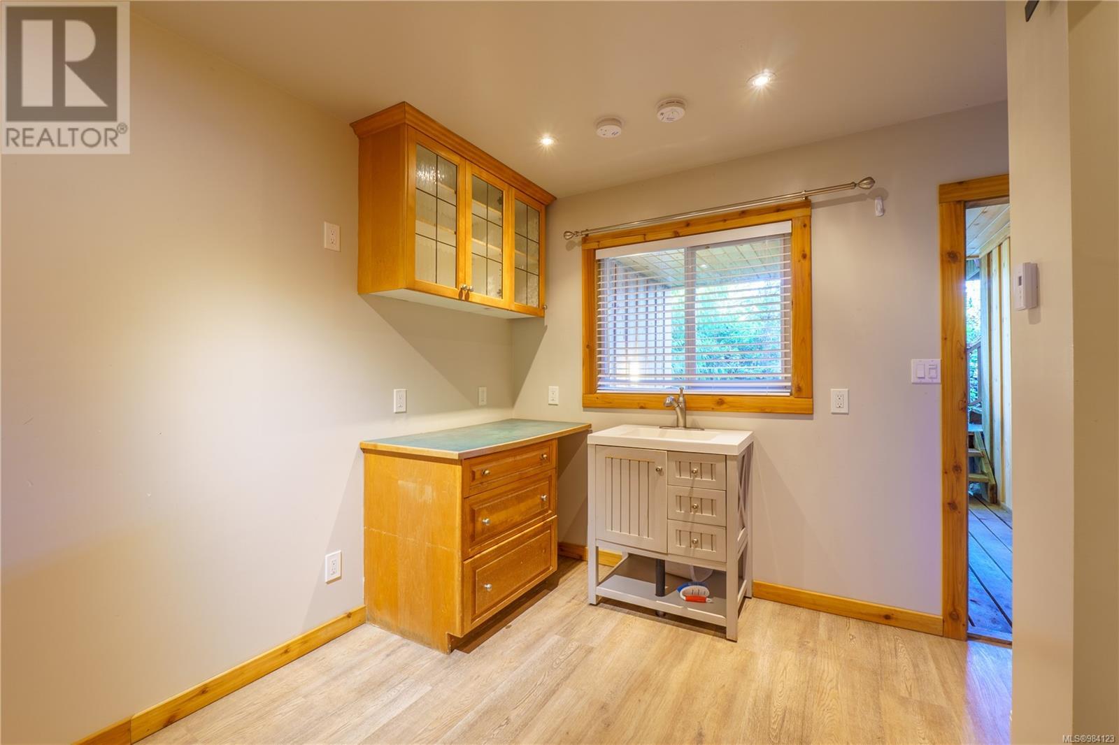 316 Leighton Way, Tofino, British Columbia  V0R 2Z0 - Photo 58 - 984123