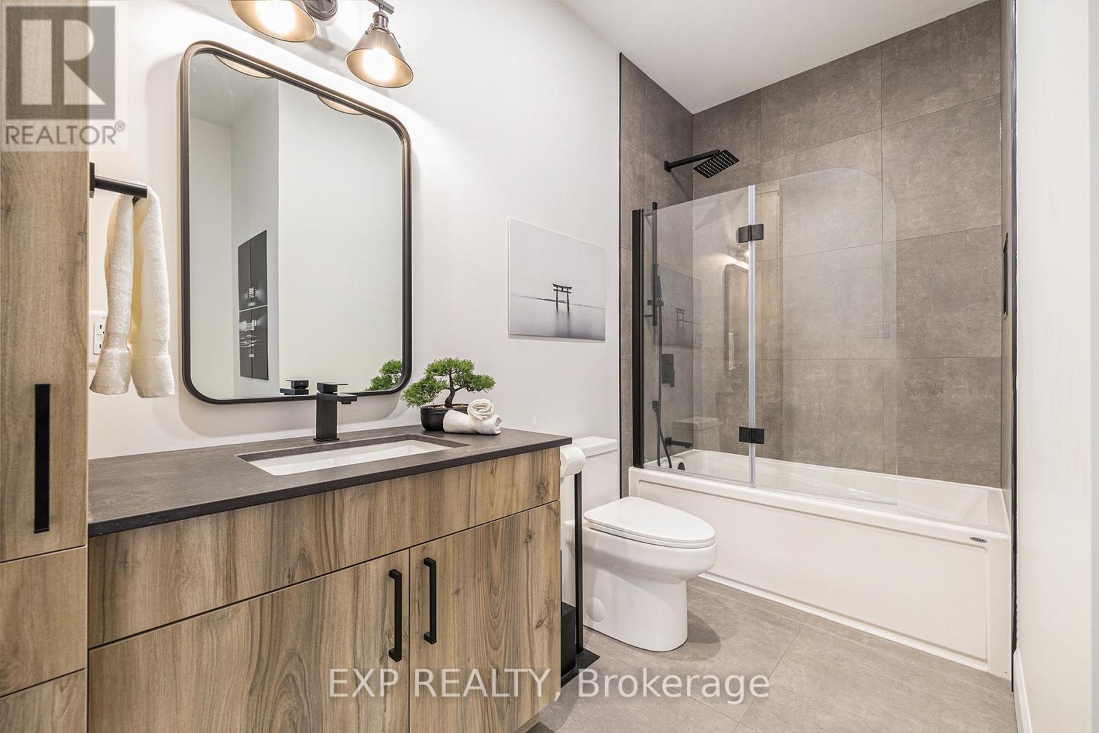 1056 Notre Dame Street, Russell, Ontario  K0A 1W0 - Photo 24 - X12170792