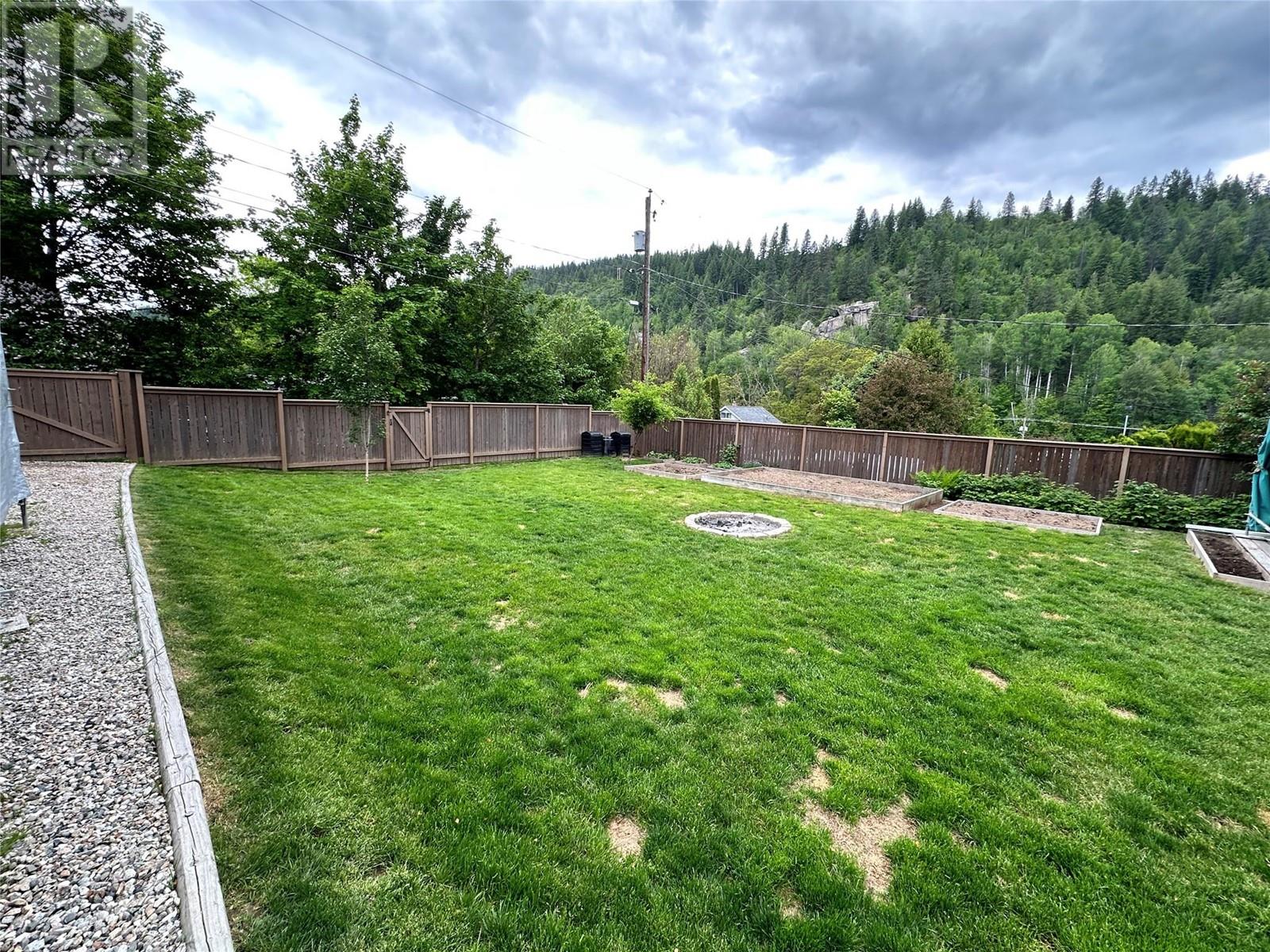 802 10TH Street, Castlegar, BC V1N3H8