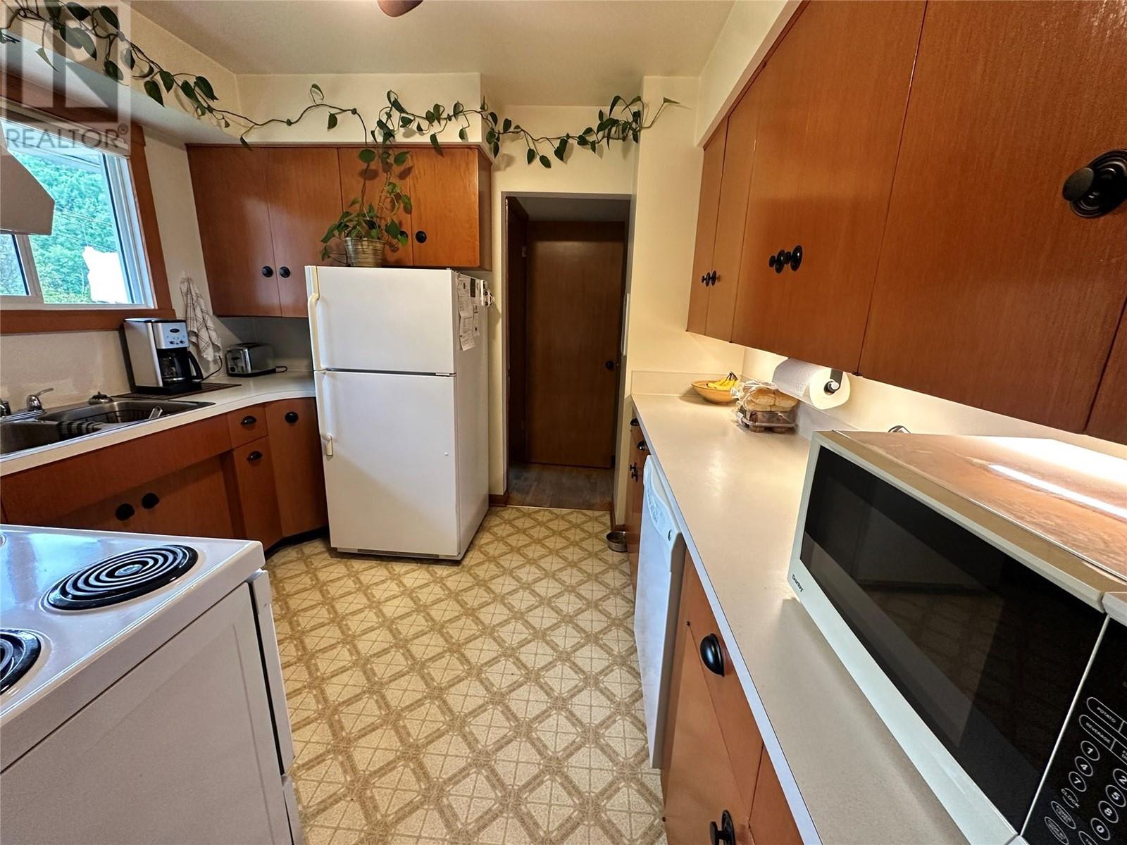 802 10TH Street, Castlegar, BC V1N3H8