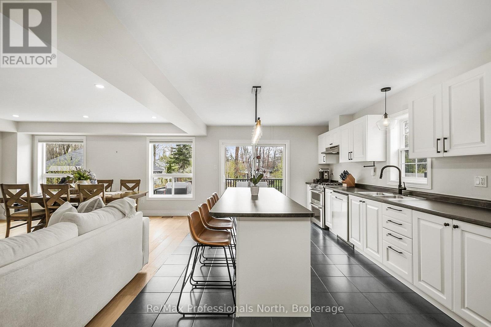 340 Wild Rose Drive, Gravenhurst, Ontario  P1P 0B4 - Photo 7 - X12146653