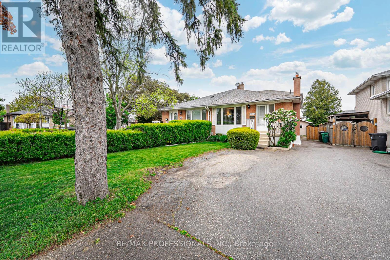1784 Sandgate Crescent, Mississauga, Ontario  L5J 2E8 - Photo 2 - W12170781
