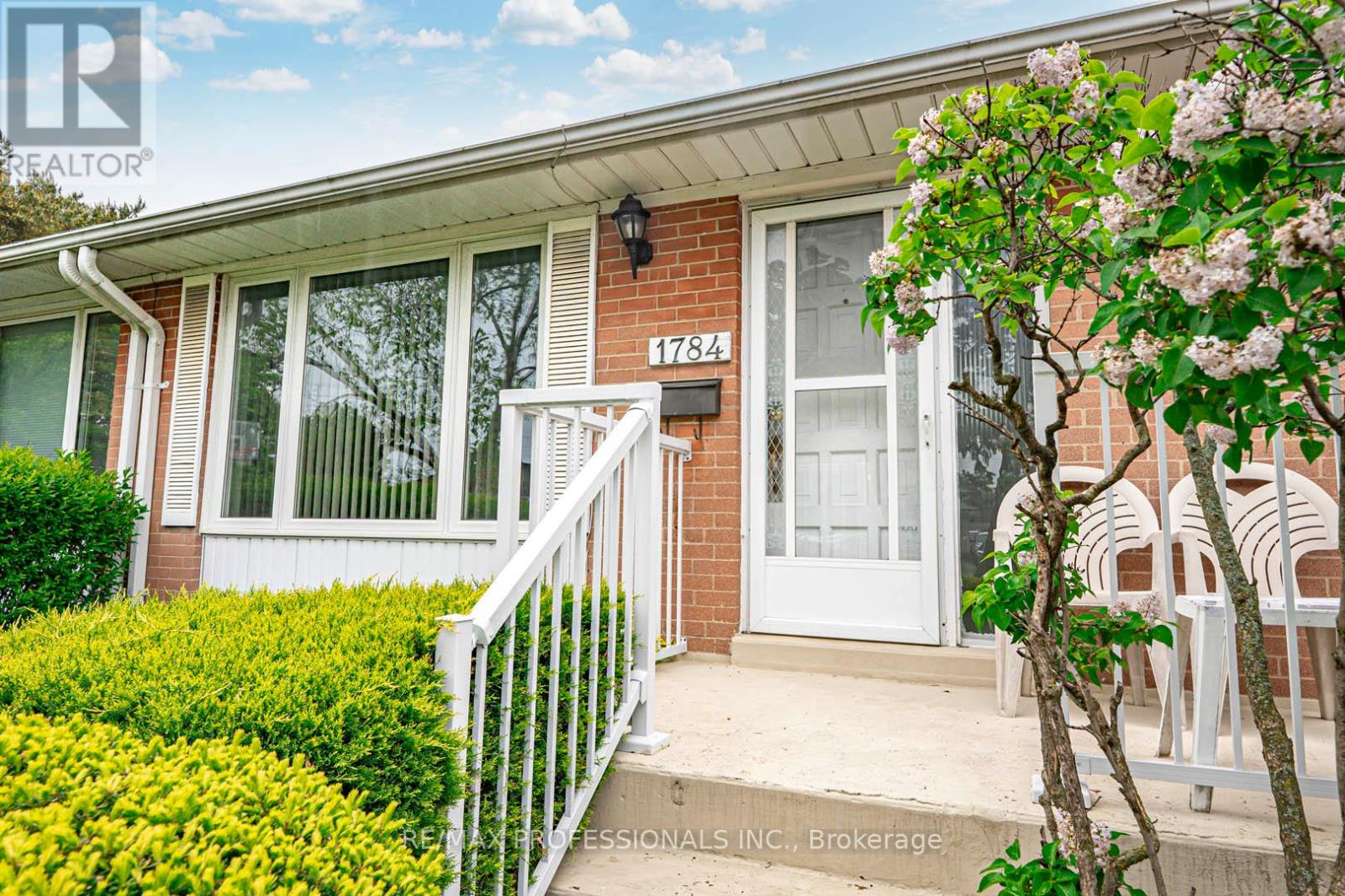 1784 Sandgate Crescent, Mississauga, Ontario  L5J 2E8 - Photo 3 - W12170781