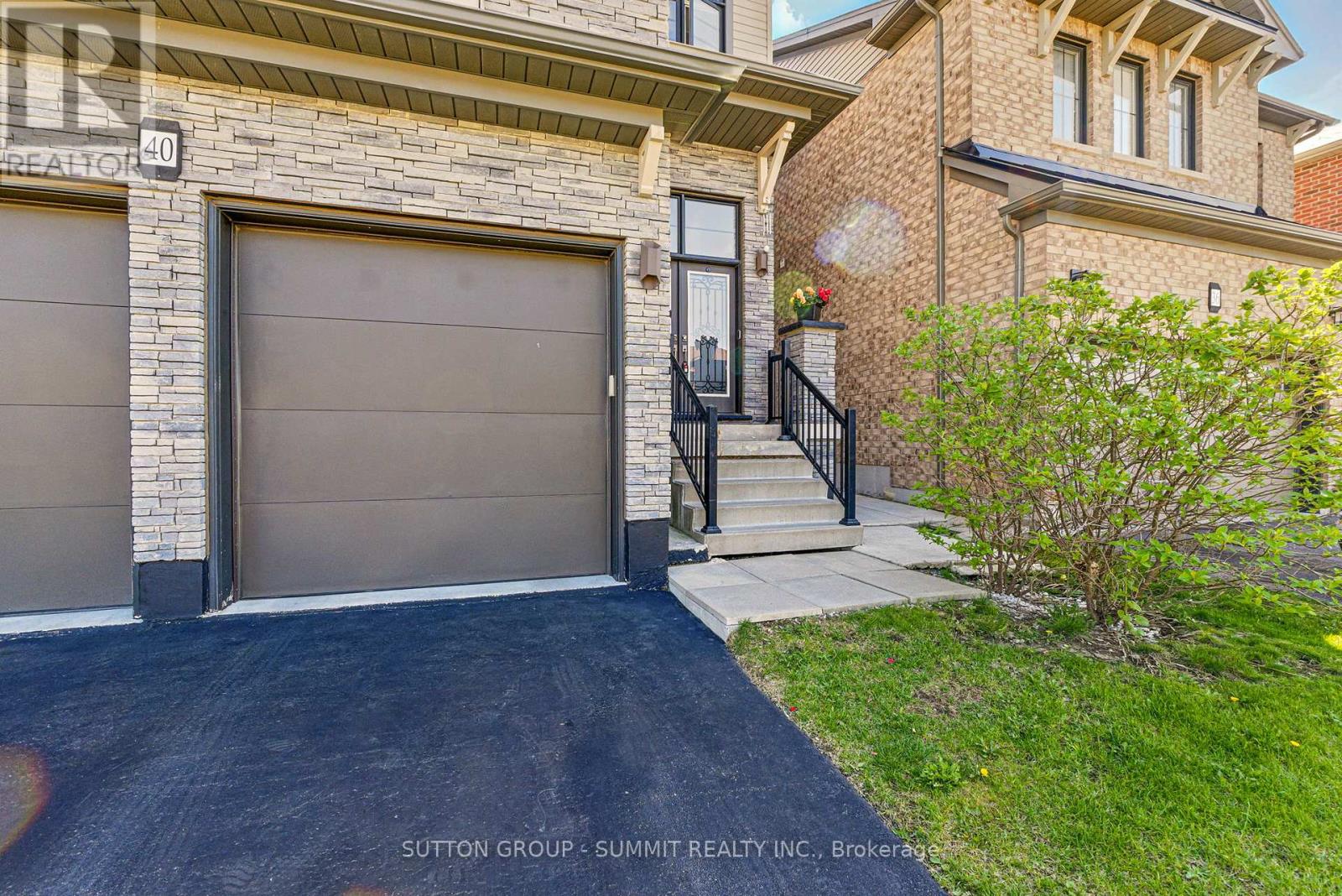 40 Aldgate Avenue, Hamilton, Ontario  L8J 0H9 - Photo 2 - X12170796