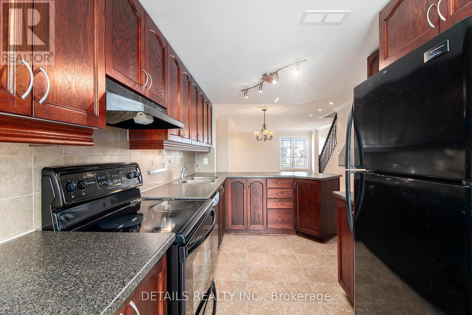 Property at 565 LAKERIDGE DRIVE image 3