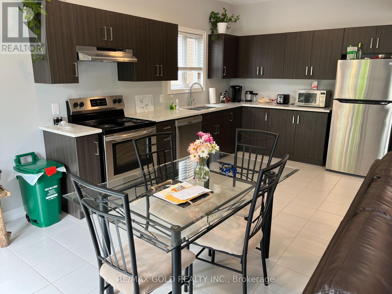 81 Grove Street, Welland, Ontario  L3B 4B3 - Photo 3 - X12170860