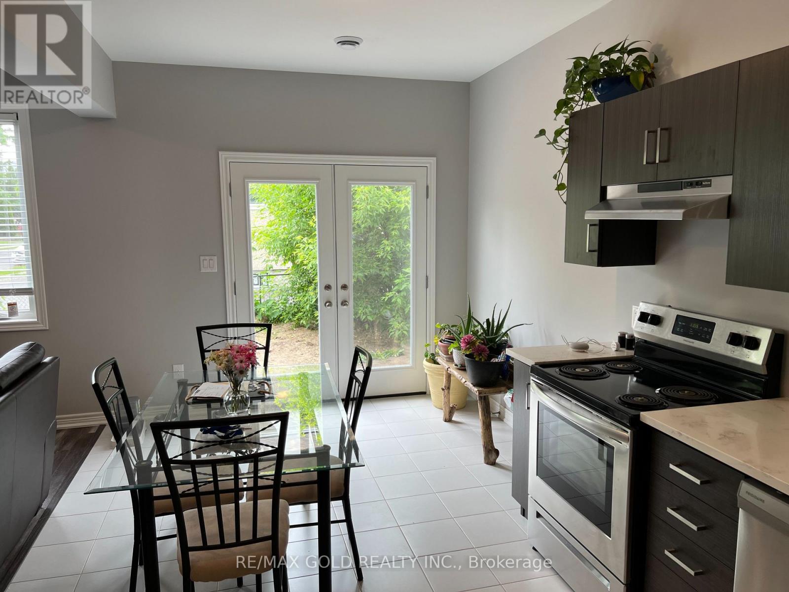81 Grove Street, Welland, Ontario  L3B 4B3 - Photo 4 - X12170860