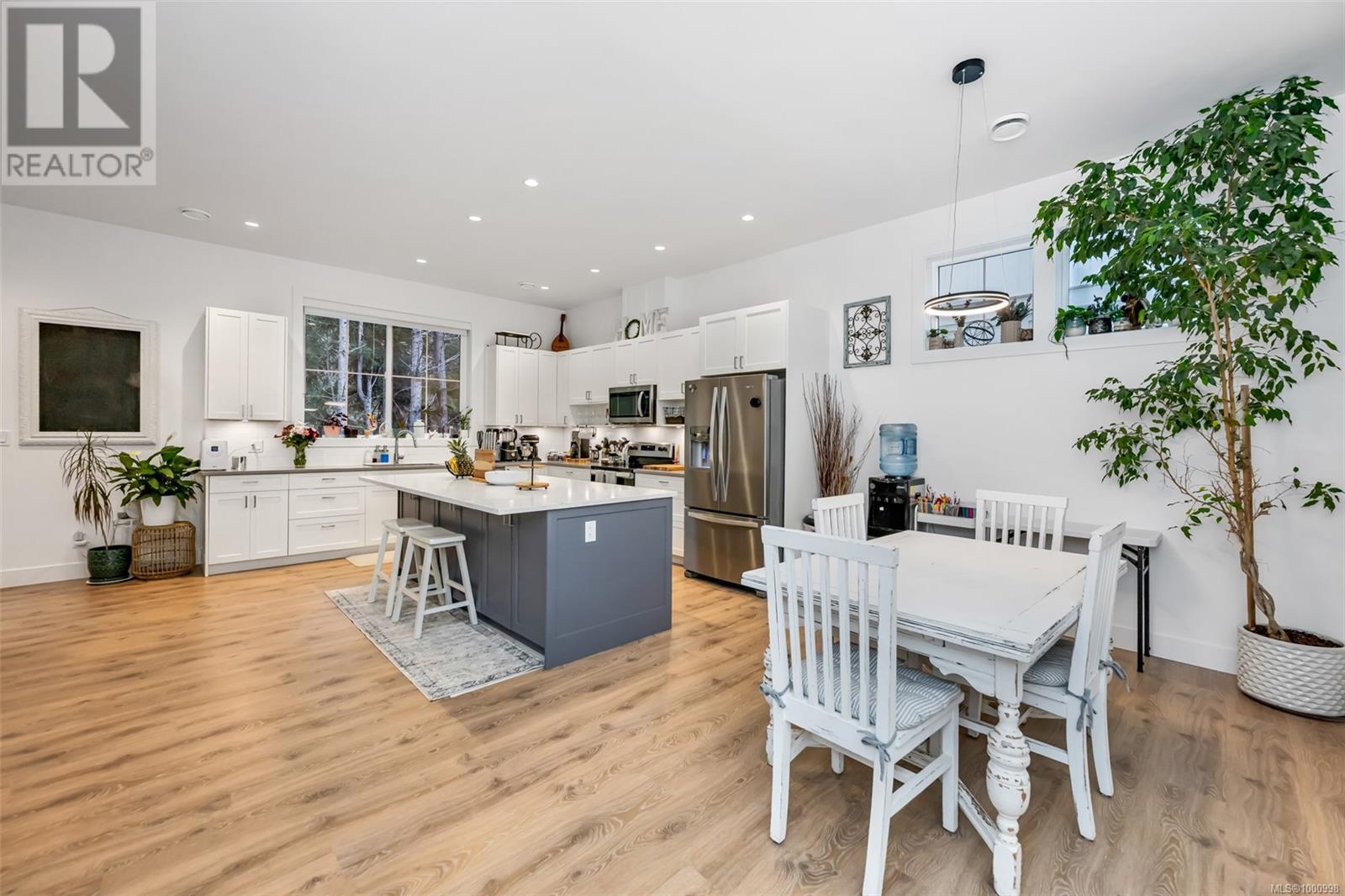 Property at 3319 West Oak Pl image 3